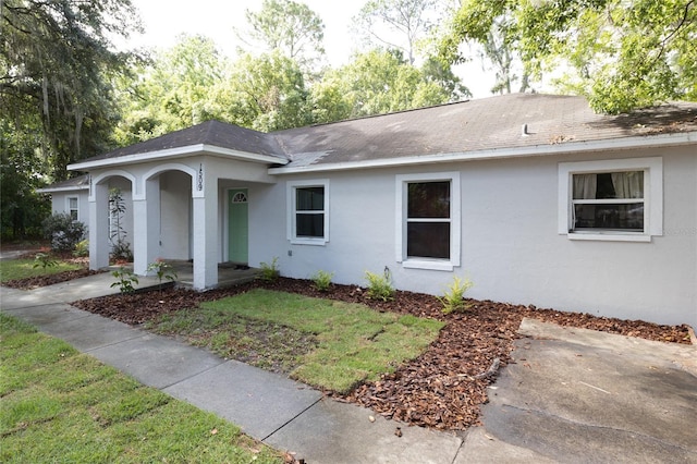 single story home with a porch