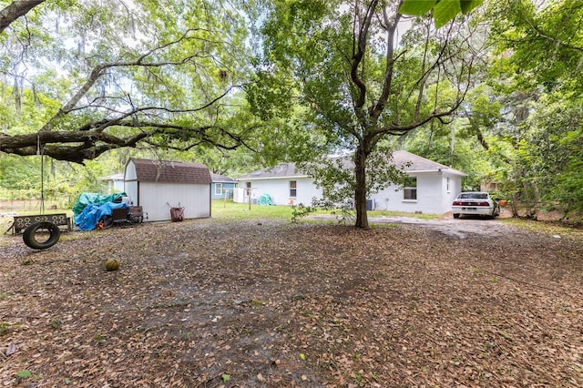 view of yard featuring a storage shed