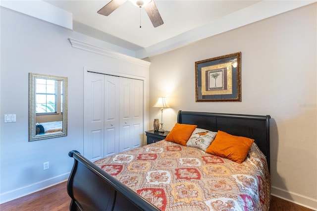 bedroom featuring ceiling fan, dark hardwood / wood-style flooring, and a closet