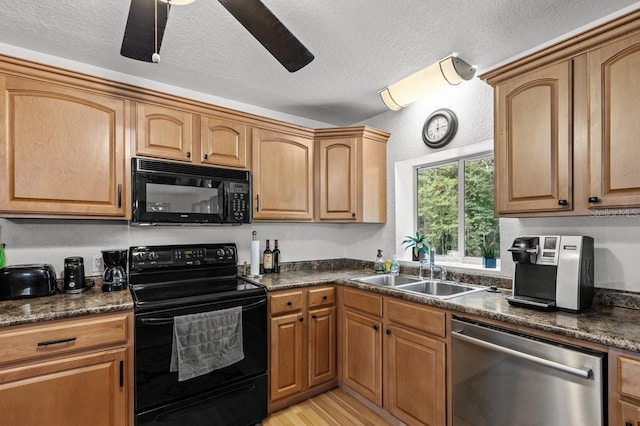 kitchen featuring light hardwood / wood-style floors, a textured ceiling, black appliances, sink, and ceiling fan