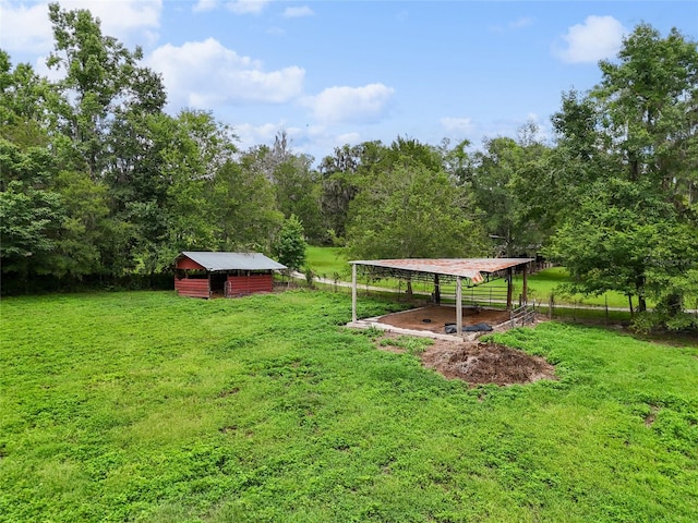 view of yard featuring an outdoor structure