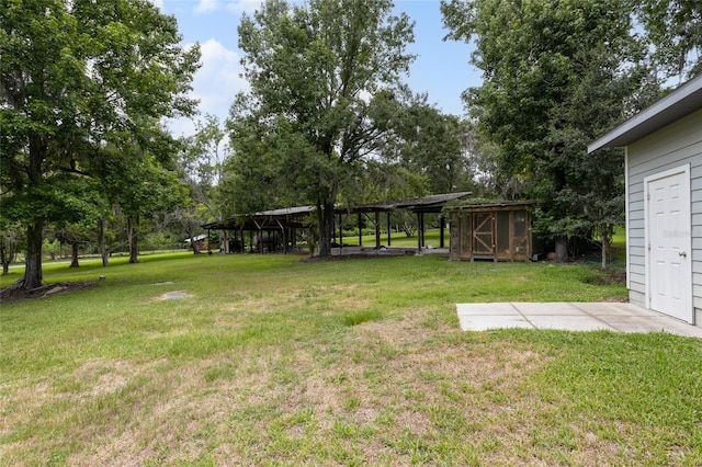 view of yard featuring an outbuilding