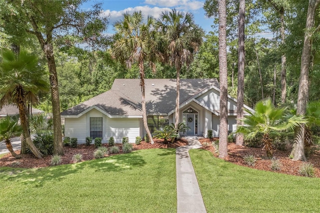 view of front of property featuring a front lawn