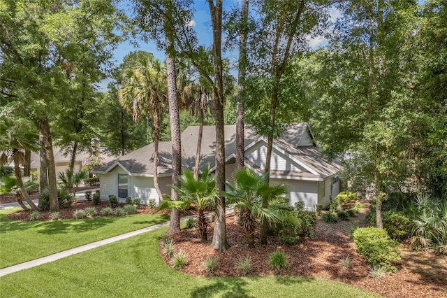 view of front of home featuring a front yard