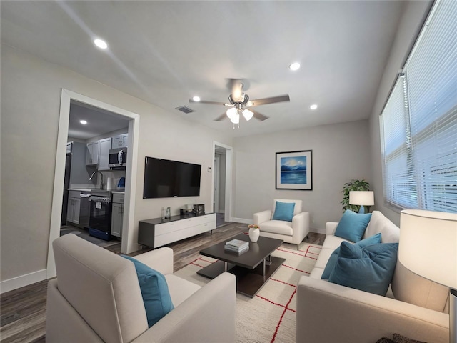 living area featuring recessed lighting, visible vents, baseboards, and dark wood-type flooring