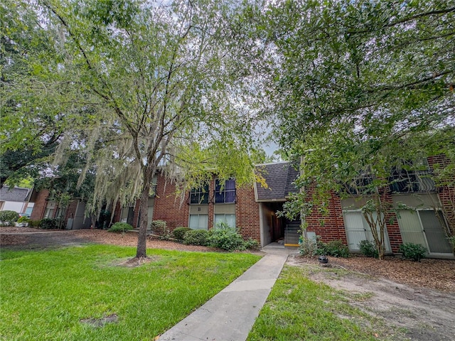 view of front of house with a front yard