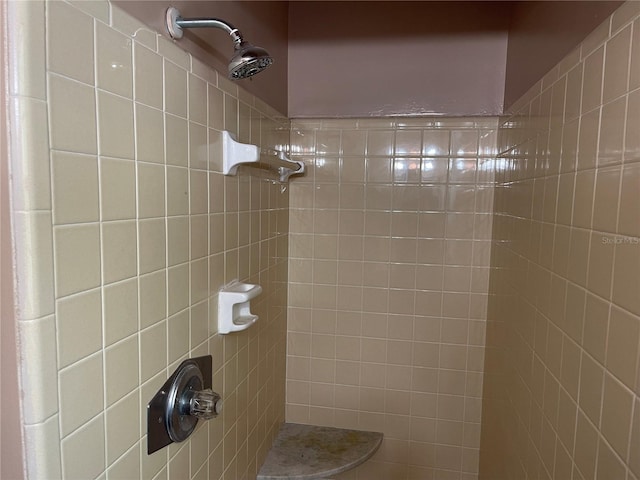 bathroom featuring tiled shower