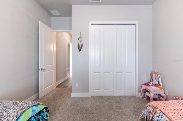 bedroom featuring carpet flooring and a closet