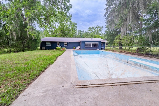 view of pool featuring a yard