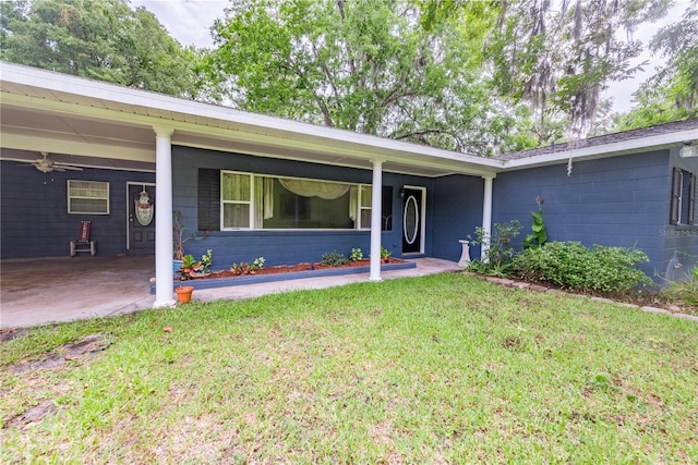 view of front of property featuring a front yard