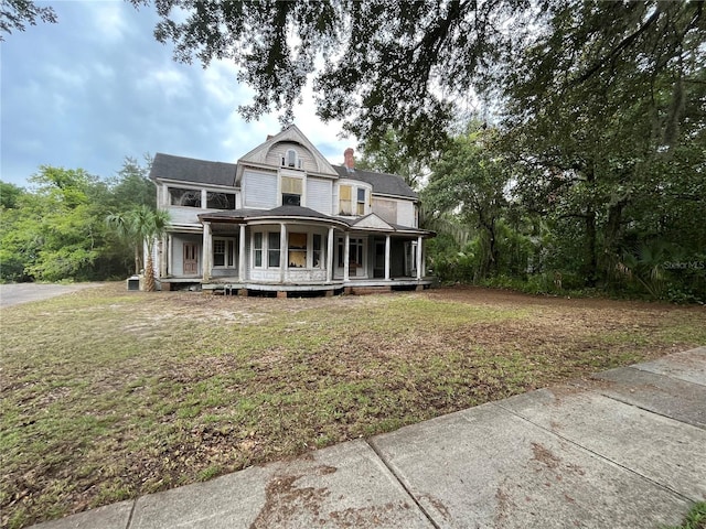 view of front of property with a front lawn and a porch