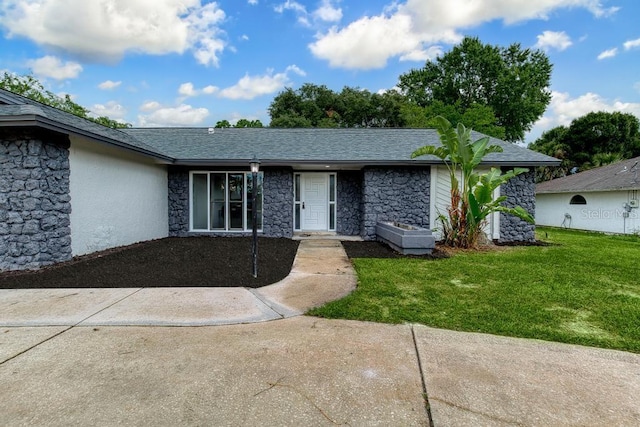 view of front of property featuring a front lawn