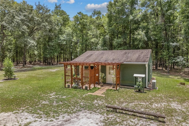 view of front of property featuring an outdoor structure and a front yard