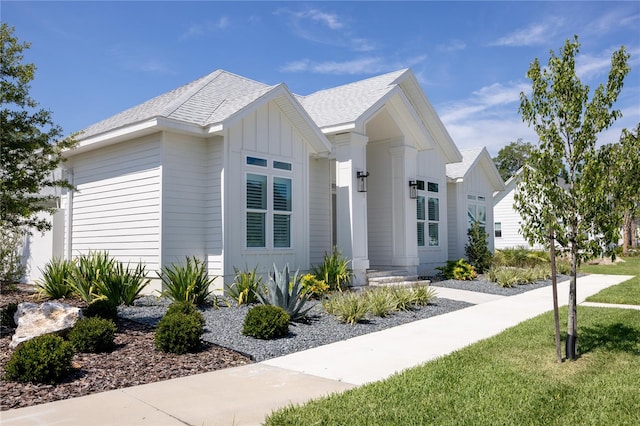 view of front facade with a front yard