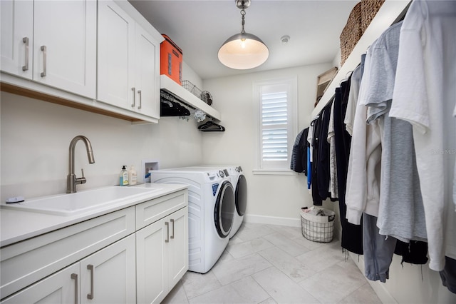 laundry room featuring light tile patterned flooring, washer and clothes dryer, sink, and cabinets