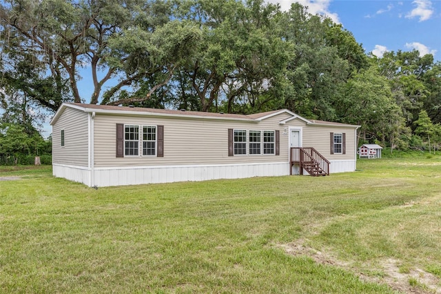 manufactured / mobile home with a front yard