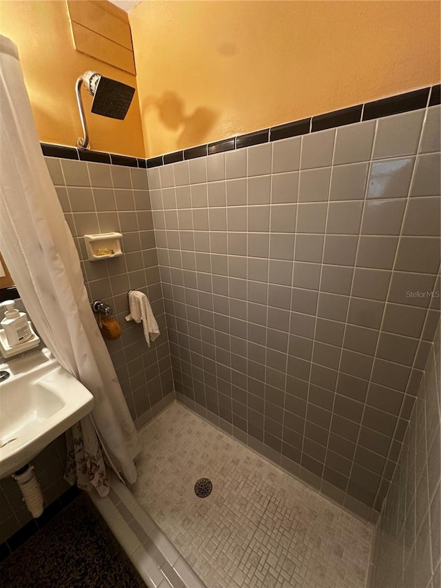 bathroom featuring tiled shower