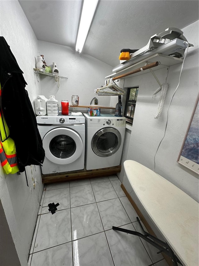 laundry room featuring light tile patterned floors and independent washer and dryer