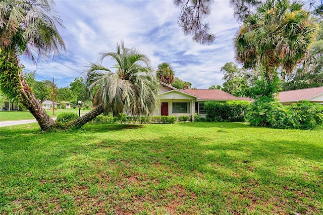 view of front of house featuring a front lawn