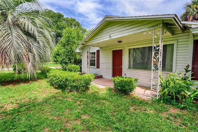 view of front of house with a front lawn