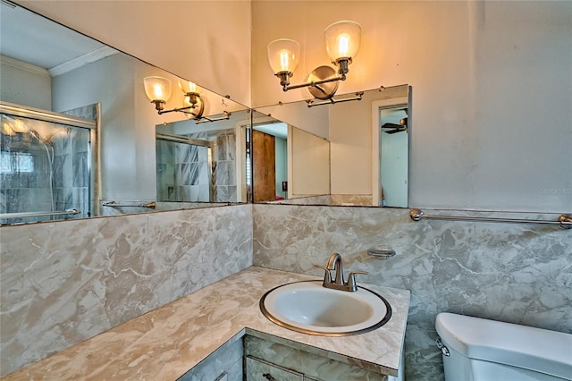 bathroom with toilet, ceiling fan, decorative backsplash, crown molding, and a shower with shower door