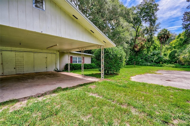 view of yard featuring a carport