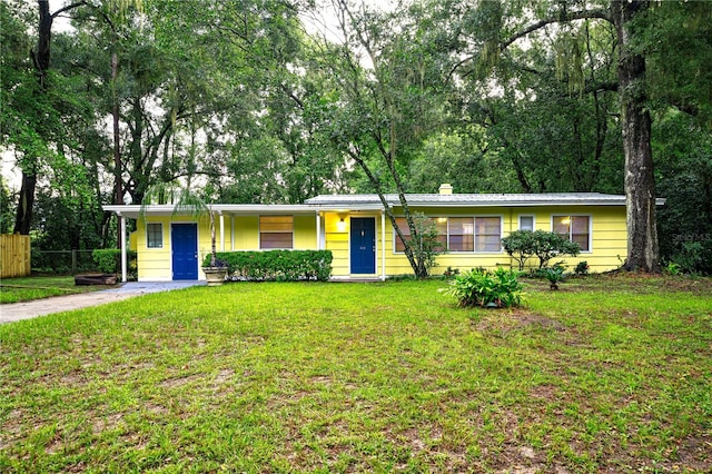 ranch-style house featuring a front yard