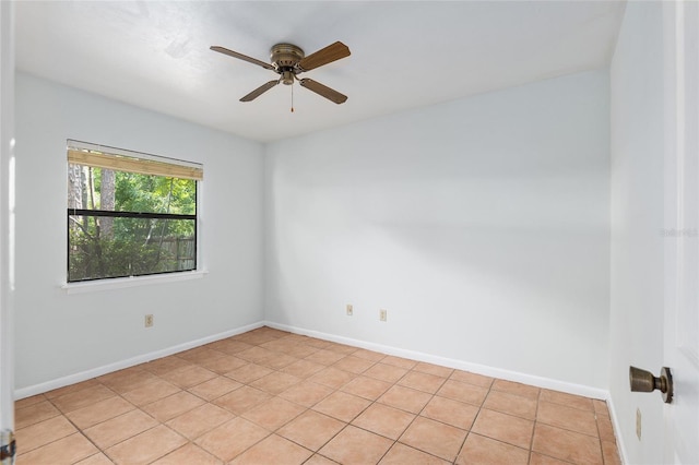 empty room featuring ceiling fan and baseboards