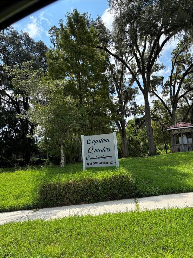 community sign with a lawn