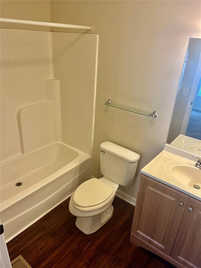 2905 SW Archer Rd Unit T4028, Gainesville, FL 32608 - full bath featuring wood finished floors, vanity, and washtub / shower combination