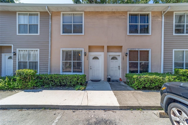 townhome / multi-family property featuring stucco siding