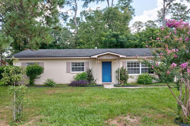 single story home with a front lawn