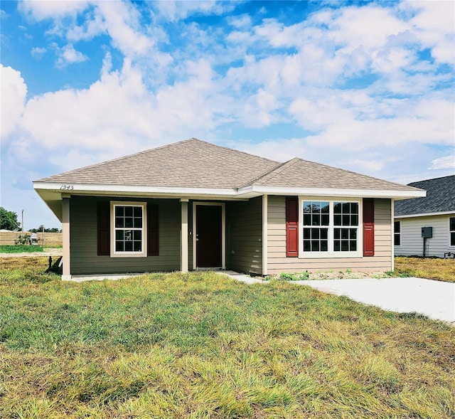 ranch-style home featuring a front yard