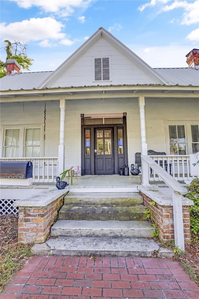 property entrance featuring a porch