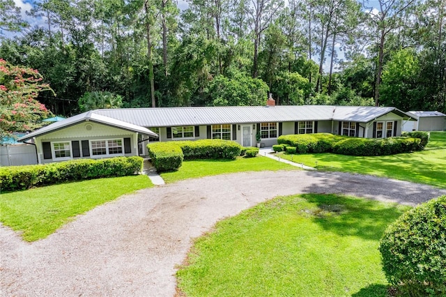 single story home with a front yard