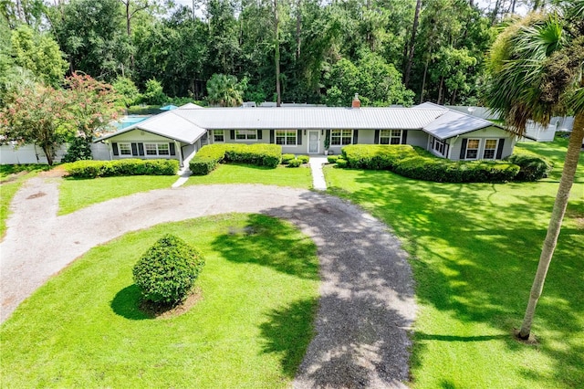 view of front of home featuring a front yard