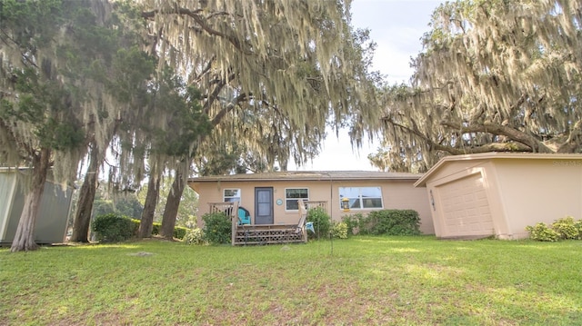 view of front of house featuring a garage and a front yard