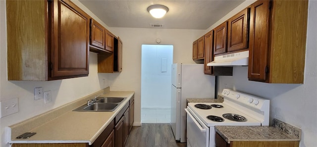 kitchen featuring electric stove, visible vents, dark wood-type flooring, a sink, and under cabinet range hood