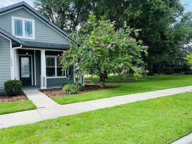 view of front of home featuring a front yard