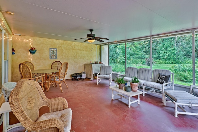 sunroom with ceiling fan