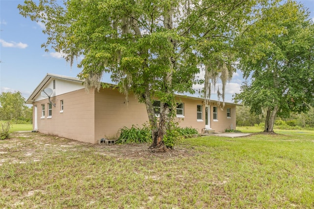 exterior space featuring a lawn