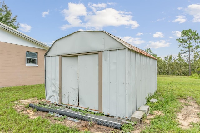 view of outdoor structure with a yard