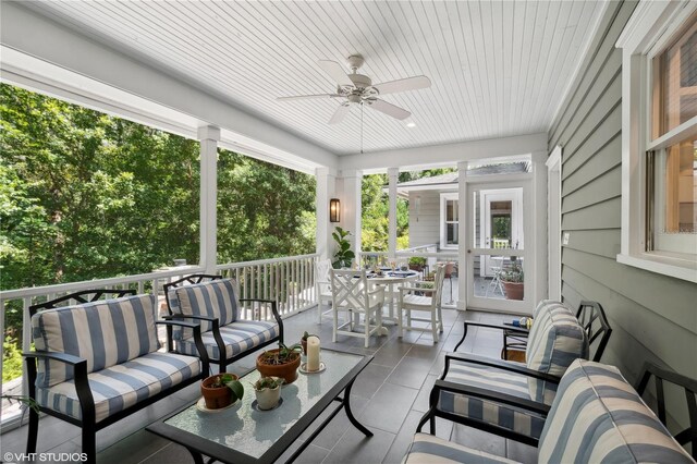 sunroom with ceiling fan