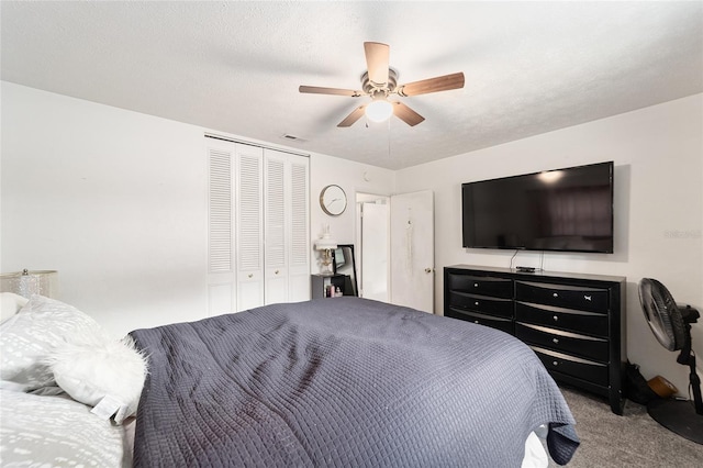 bedroom with light carpet, visible vents, ceiling fan, a textured ceiling, and a closet