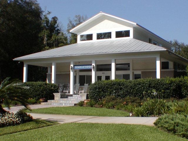 view of front facade featuring a front yard