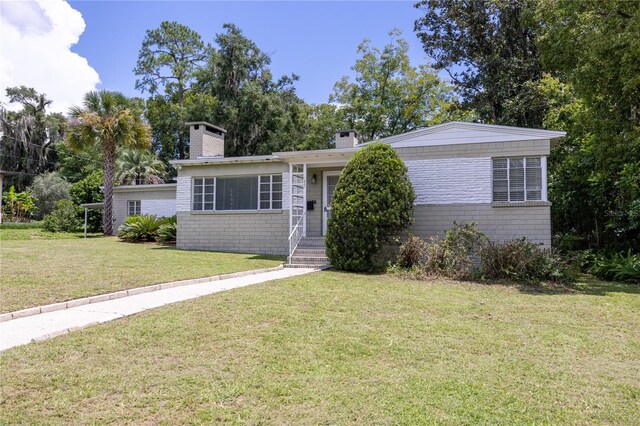 view of front of property featuring a front lawn