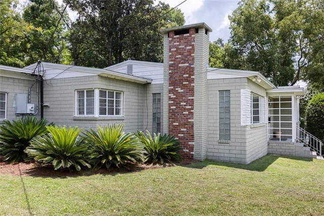 view of front of home featuring a front yard