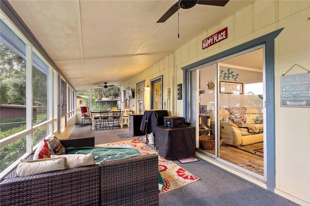 sunroom with ceiling fan