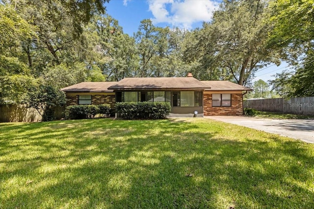 single story home with a front lawn