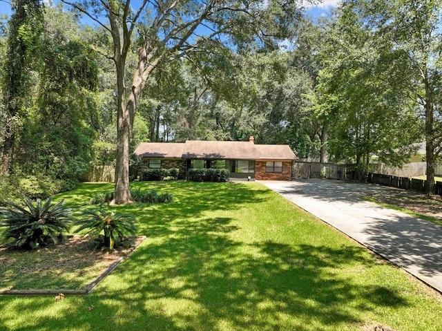 single story home featuring a front yard